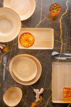 Viadurini Kitchen Teller Set-12 Stück Vorspeisenteller Service in farbigem Steinzeug von modernem Design - Simba