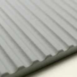 Viadurini Bathroom Badmöbel Hängend-Badezimmerkomposition aus gerippter Rio-Eiche und Grau, hergestellt in Italien – Chrono