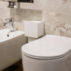 Viadurini Bathroom Toilettenpapierhalter-Badrollenhalter aus weißem Corian oder mit schwarzen Einsätzen Italienisches Design - Elono