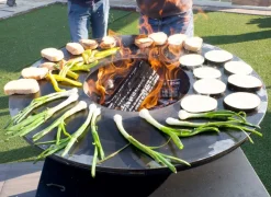 Viadurini in the Garden Holzofengrill-Barbecue mit Feuerbetrieb, Kochplatte und Holzhalterung - Giorgione