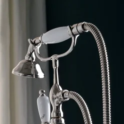 Viadurini Bathroom Badewannearmaturen-Bodenstehendes Badewannenset mit Handtuchhalter und Handbrause. Hergestellt in Italien – Turin