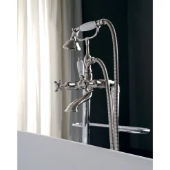 Viadurini Bathroom Badewannearmaturen-Bodenstehendes Badewannenset mit Handtuchhalter und Handbrause. Hergestellt in Italien – Turin