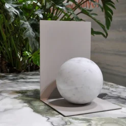 Viadurini Living Deko Artikel Und Wohnaccessoires-Buchstütze aus Metall mit Marmorkugel Made in Italy - Akira