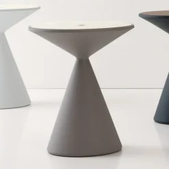 Viadurini in the Garden Garten Beistelltisch-Couchtisch für den Außenbereich aus farbigem Polyethylen mit Innenfach - Akut