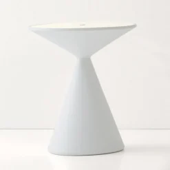 Viadurini in the Garden Garten Beistelltisch-Couchtisch für den Außenbereich aus farbigem Polyethylen mit Innenfach - Akut