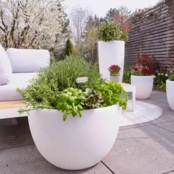 Viadurini Lighting Lichtmöbel-Design Beleuchtete Außen- und Innenvase aus farbigem Polyethylen - Svasostar