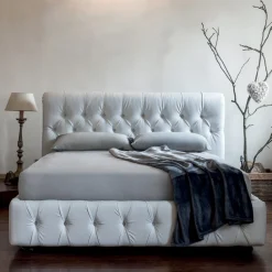 Viadurini Night Design Polsterbetten-Doppelbett mit Capitonné-Polsterung und Holzfüßen - Briosco