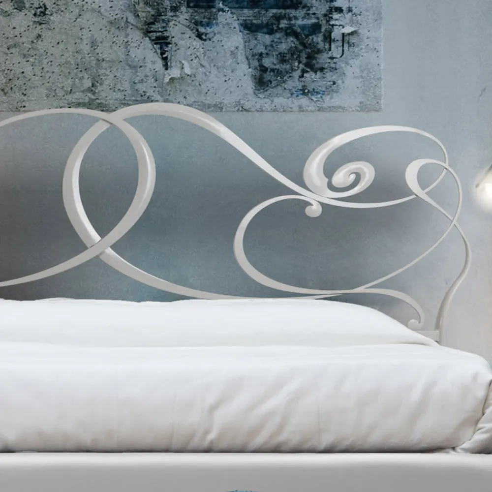 Viadurini Night Design Polsterbetten-Doppelbett mit Eisenkopfteil und gepolstertem Bettrahmen, hergestellt in Italien – Kenzo