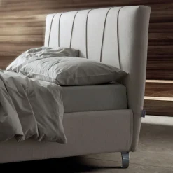Viadurini Night Design Polsterbetten-Doppelbett 160x190 mit schrägen Riemchenprofilen im Kopfteil - Euforie