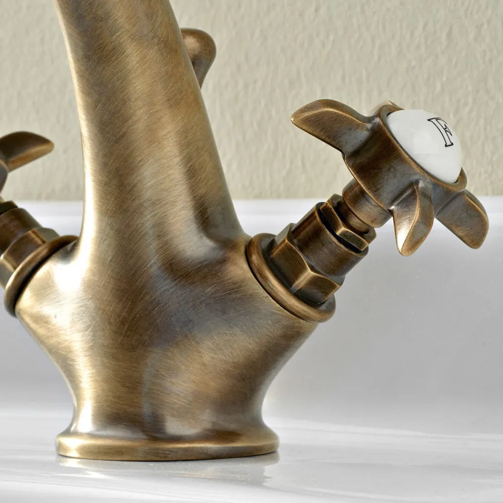 Viadurini Taps Waschbeckenarmaturen-Einlocharmatur für klassisches Waschbecken aus Messing und Schmetterlingsgriffen - Miriano