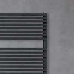 Viadurini Radiators Hybrid Heizkörper-Gemischter Handtuchwärmer aus tiefschwarzem Stahl, hergestellt in Italien – Brownies