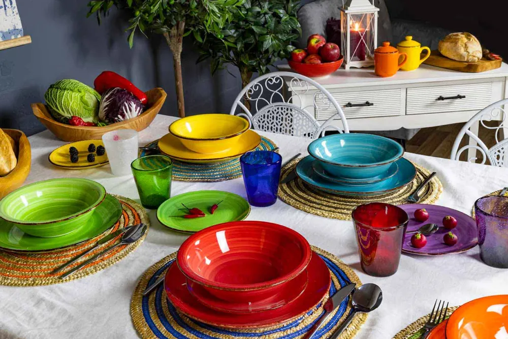 Viadurini Kitchen Teller Set-Geschirr mit farbigen Tellern 18 Stück in modernem Steinzeug - Abruzzen