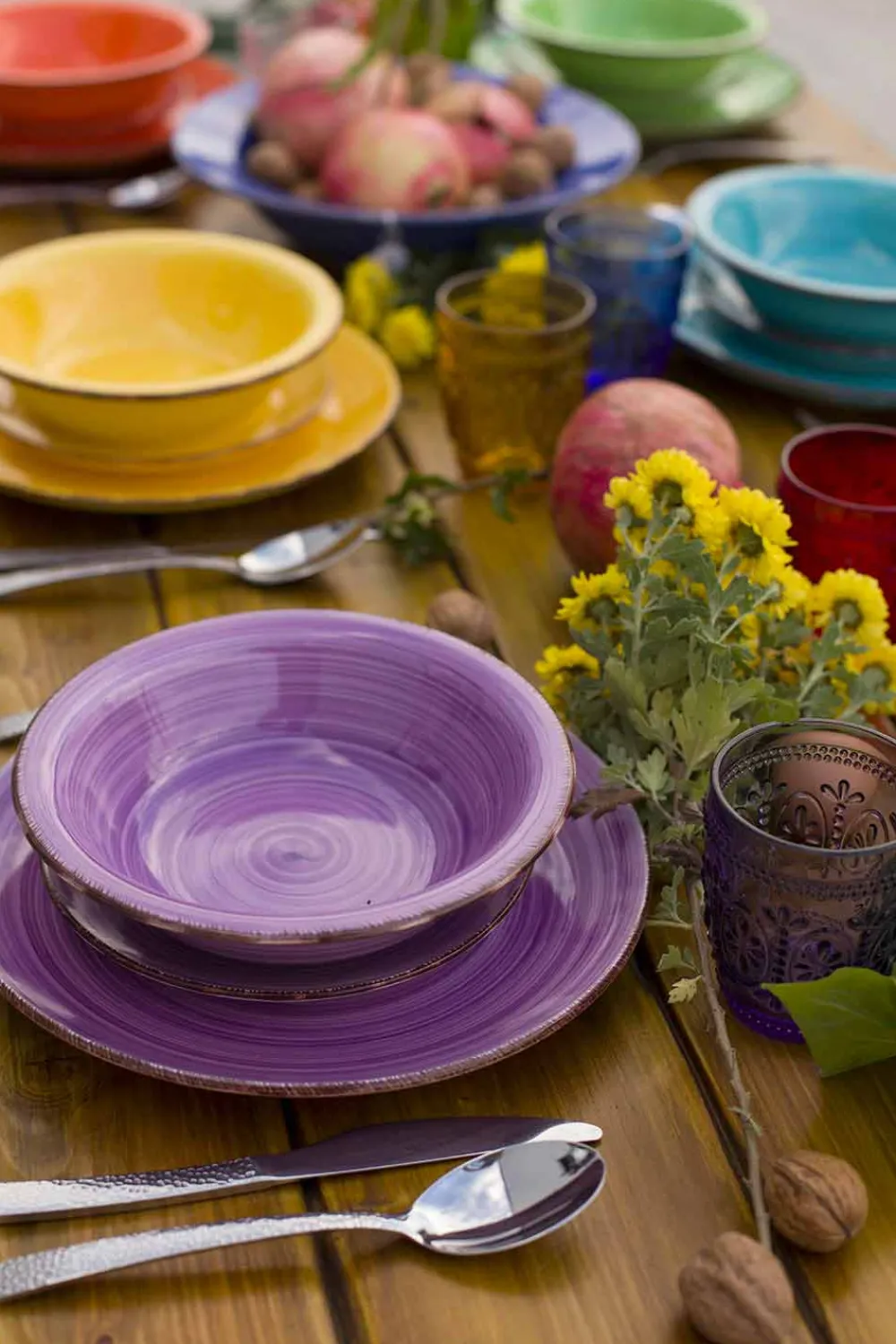 Viadurini Kitchen Teller Set-Geschirr mit farbigen Tellern 18 Stück in modernem Steinzeug - Abruzzen