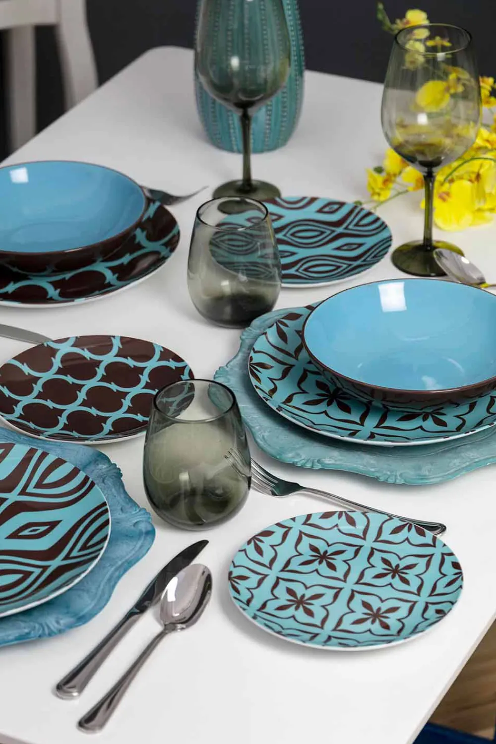 Viadurini Kitchen Teller Set-Geschirrset Porzellan Farbiges Porzellan Modern 18 Pieces - Timesquare