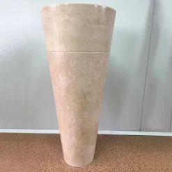 Viadurini Bathroom Steinwaschbecken-Glänzendes weißes konisches freistehendes Waschbecken Igor, handgemacht vom Entwurf