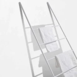 Viadurini Bathroom Badetuchhalter-Handtuchleiter in modernem Design aus weißem oder schwarzem Metall - Oppalà