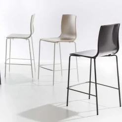 Viadurini Living Küchenhocker-Hoch stapelbarer Polypropylen-Hocker mit Metallbasis, 2 Stück - Kiara