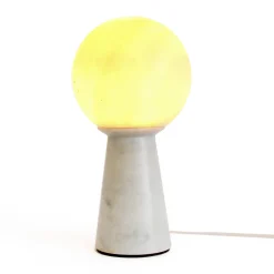 Viadurini Lighting Moderne Tischlampen-Konische Lampe mit weißer Kugel und Marmorsockel Made in Italy - Tobio