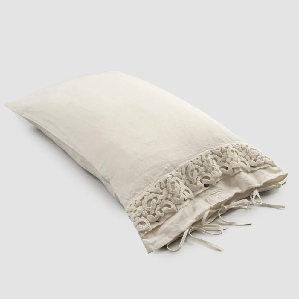 Viadurini Textile Kissenbezüge-Leinen Kissenbezug mit Poema Spitze und Butter oder schwarzen Schnürsenkeln Made in Italy - Masone