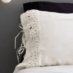 Viadurini Textile Kissenbezüge-Leinen Kissenbezug mit Poema Spitze und Butter oder schwarzen Schnürsenkeln Made in Italy - Masone