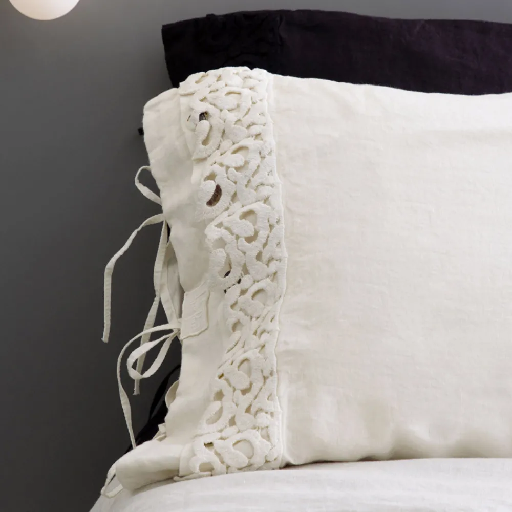 Viadurini Textile Kissenbezüge-Leinen Kissenbezug mit Poema Spitze und Butter oder schwarzen Schnürsenkeln Made in Italy - Masone