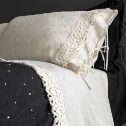 Viadurini Textile Kissenbezüge-Leinen Kissenbezug mit Poema Spitze und Butter oder schwarzen Schnürsenkeln Made in Italy - Masone