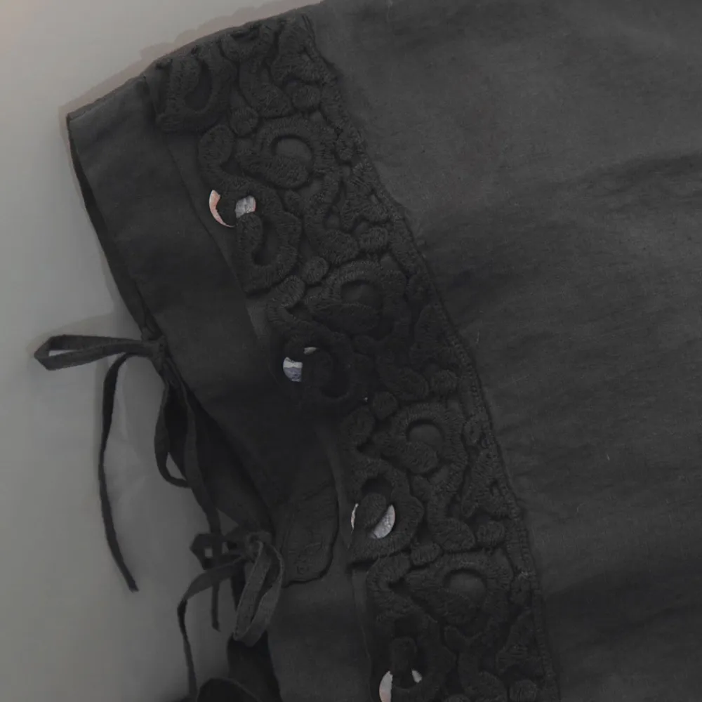 Viadurini Textile Kissenbezüge-Leinen Kissenbezug mit Poema Spitze und Butter oder schwarzen Schnürsenkeln Made in Italy - Masone