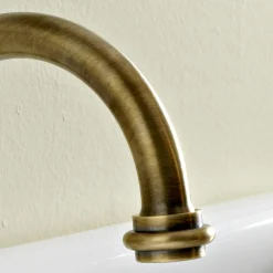 Viadurini Taps Waschbeckenarmaturen-3-Loch-Waschtischbatterie mit hohem Auslauf aus Messing und Schmetterlingsgriffen - Miriano