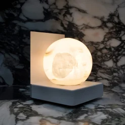 Viadurini Lighting Design Tischlampen-Metalllampe mit weißer Kugel aus Satinmarmor Made in Italy - Issei