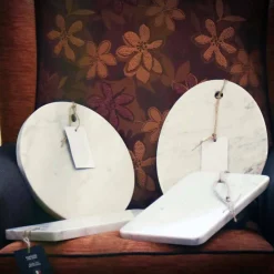 Viadurini Kitchen Küchenzubehör-Modernes ovales Schneidebrett aus weißem Carrara-Marmor Made in Italy - Masha