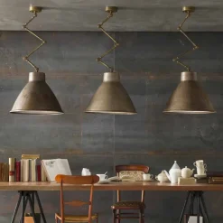 Il Fanale Pendelleuchten Vintage-Pendelleuchte gross mit Schwenkarm aus patinierten Eisen