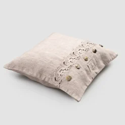 Viadurini Textile Kissenbezüge-Quadratischer Kissenbezug aus staubigem Leinen oder Retro mit Knöpfen und Spitzenarmonia - Logos