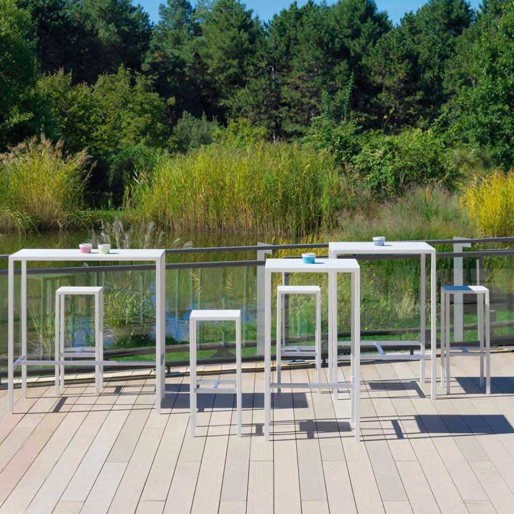 Viadurini in the Garden Garten Beistelltisch-Quadratischer Stehtisch aus lackiertem Metall im Freien Hergestellt in Italien - Fada