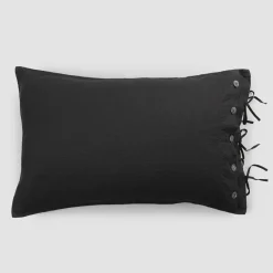 Viadurini Textile Kissenbezüge-Rechteckiger Kissenbezug aus weißem oder schwarzem Leinen mit Knöpfen und Schnürsenkeln - Agora