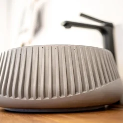 Viadurini Bathroom Beton Waschbecken-Rundes Aufsatzwaschbecken aus Zement und Harz – Ibisco