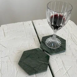 Viadurini Kitchen Küchenzubehör-Set mit 2 sechseckigen Marmoruntersetzern mit Kork Made in Italy - Narita