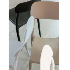 Viadurini Living Moderne Stühle-Stapelbarer Stuhl für den Innen- und Außenbereich aus Polypropylen in verschiedenen Farben - Garima
