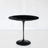 Viadurini Living Moderne Couchtische|Tulip Tische-Tulip Saarinen Couchtisch H 52 mit ovaler Platte aus schwarzem Flüssiglaminat, hergestellt in Italien – Scarlet