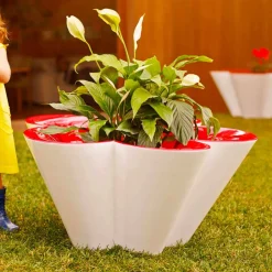 Vondom Gartenideen-Agatha Tisch und Blumentopf aus Polyethylen, modernes Design