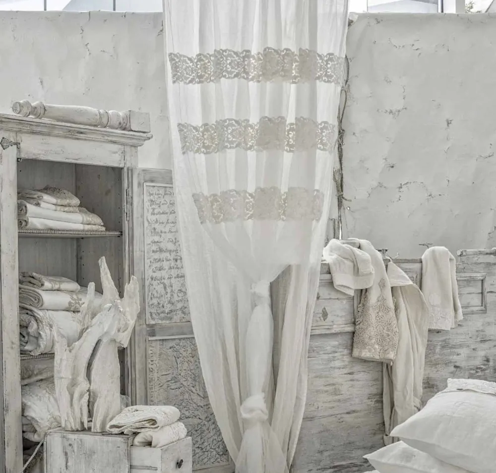 Viadurini Textile Leinenvorhänge-Weißer Leinenvorhang mit Organza und Stickerei, Design Made in Italy - Marpessa