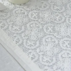 Viadurini Textile Runner-Weißer Tischläufer in gehäkelter Spitzenstickerei und Baumwollmischungskante - Giangi