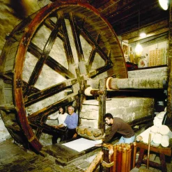 Viadurini by Marchi 1633 Küchen Schürzen-Wertvolle Bastelschürze aus handgemaltem Hanf Made in Italy - Viadurini von Marchi