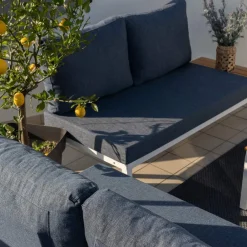 Viadurini in the Garden Garten Lounge Set-Wohnzimmer im Freien aus weißem Metall und Holz mit Sofas und Couchtisch - Brera